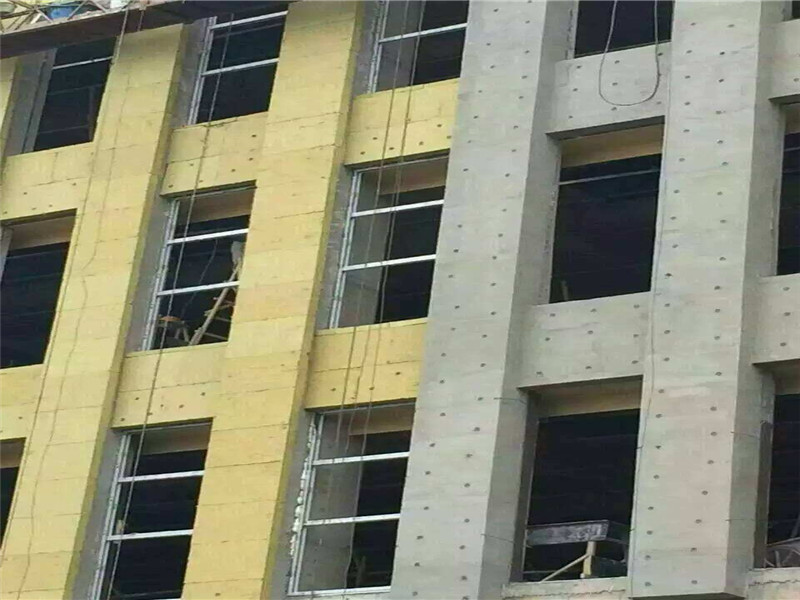 招外墻保溫巖棉板工人